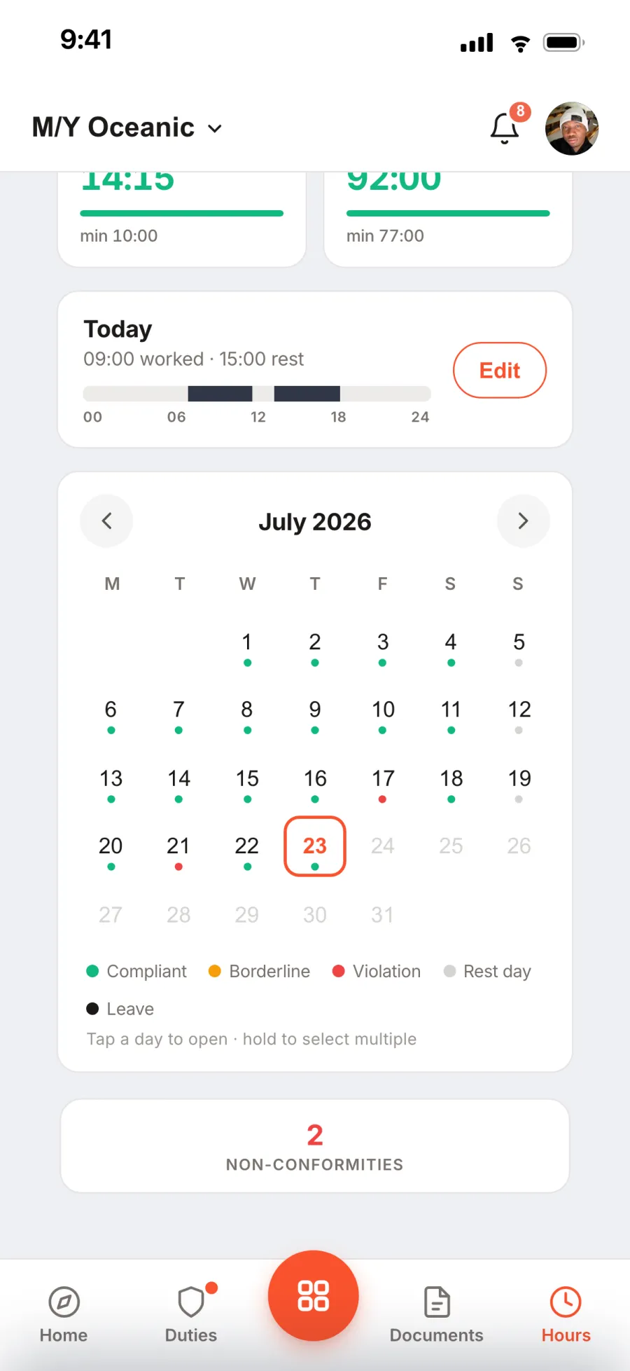 The month as a calendar in the crew app, with compliant days in green, non-conformities in red and marked rest days.